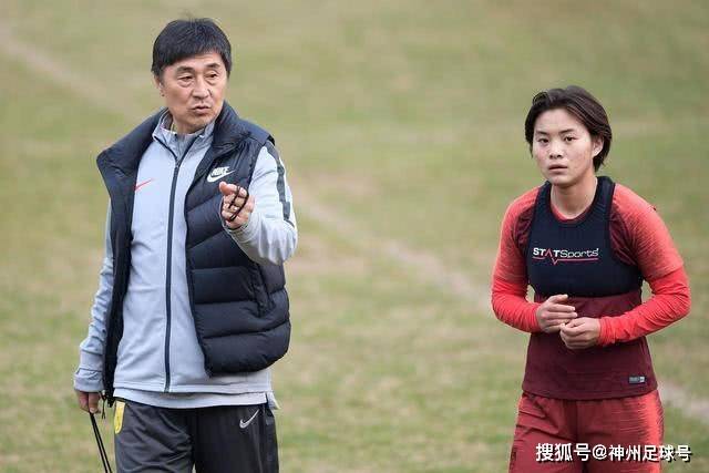 官方：大连英博球员李昂、泰山球员刘彬彬租借加盟武汉三镇
